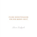 Kerstkaart lief roodborstje met kerstmuts in sneeuw 3