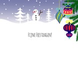 Kerstkaart, luiaard met kerstballen en cadeau's in de sneeuw 3