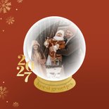 Kerstkaart met foto in sneeuwbol en sneeuwvlokken goud 2