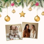 Kerstkaart met hulst besjes en gouden kerstballen hangend 2