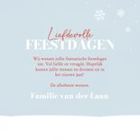 Kerstkaart met konijnen in de sneeuw liefdevolle feestdagen 3