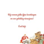 Kerstkaart met rode kitten bij de kerstversiering 3