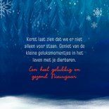 Kerstkaart met sneeuwpop en roodborstje in de sneeuw 3