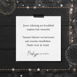 Kerstkaart zakelijk met houten jaartal en frame van lichtjes 3