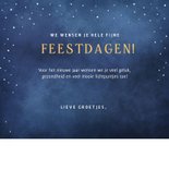 Liefdevolle kerstkaart met 2 kerstkabouters in de sneeuw  3