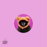 Lieve hondenkaart van zwart hondje met berenmuts en oortjes 2