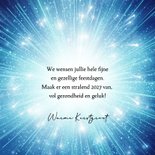 Moderne kerstkaart in blauw met kerstbal en licht 3