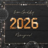 Moderne kerstkaart met houten jaartal en frame van lichtjes 2