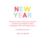 Moderne nieuwjaarskaart met vrolijke regenboog typografie 3