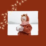 Moderne rode kerstkaart met kerstlampjes merry christmas 2