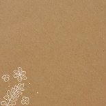 Save the date kaart in kraftlook met witte bloemen Achterkant