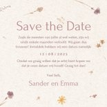 Save the date kaart met geperste bloemen en papier textuur 3