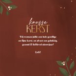 Sfeervolle kerstkaart met takjes besjes en knusse kerst 3
