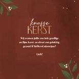 Sfeervolle kerstkaart met takjes besjes en knusse kerst 3