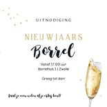 Sfeervolle uitnodiging nieuwjaarsborrel champagneglas 3