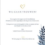 Stijlvolle botanisch trouwkaart met gouden hart en namen. 3