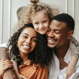 Stijlvolle kerstkaart kerstkrans kleurrijke strikken goud 2