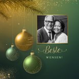 Stijlvolle kerstkaart sprankelend groen goud 3d kerstballen 2