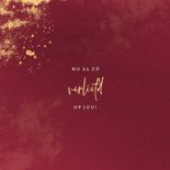 Stijlvolle rode geboortekaartjes met goudfolie sterretjes 2