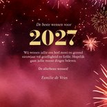 Stijlvolle rode nieuwjaarskaart met vuurwerk en goud jaartal 3