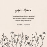 Subtiel verjaardagskaartje met lijntekening van bloemen 3