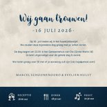 Trouwkaart met  silhouet van een bruidspaar in volle maan 3