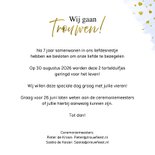 Trouwkaart schattige tortelduifjes staan voor een hart 3