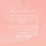 Trouwkaartje uitnodiging satijn roze met grote namen goud 3