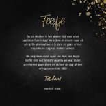 Uitnodiging familiefeestje goud met spetters krijtbord 3