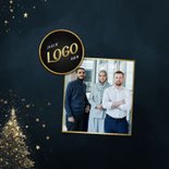 Uitnodiging kerstdiner blauw met gouden kerstbomen en logo 2