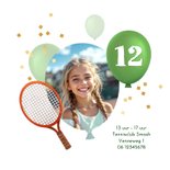 Uitnodiging kinderfeestje tennis ballonnen confetti 2