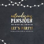 Uitnodiging krijtbord goud pensioen met lampjes 2