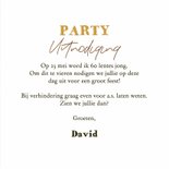 Uitnodiging verjaardagsfeest hout goud glitter label foto 3