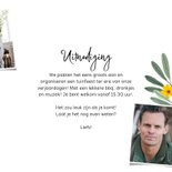 Uitnodigingskaart met krijtbord, bloemen en confetti 3