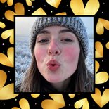 Valentijnskaart met kus door de brievenbus gouden hartjes 2