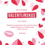 Valentijnskus door de brievenbus valentijnskaart met hartjes 3