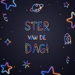 Verjaardagskaart lichtgevend met sterren planeten en raket 2