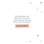 Verjaardagskaart met confetti op donkere achtergrond 3