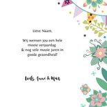 Verjaardagskaart met leuke prinses met cadeau en bloemen 3