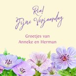 Verjaardagskaart met tekening van blauwe en roze bloemen 3