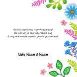 Verjaardagskaart vrolijke kat met bloemen en planten 3