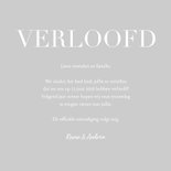 Verlovingskaartje grote foto en witte typografie verloofd 3