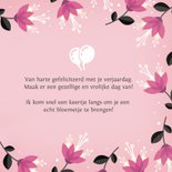 Vrolijke roze verjaardagskaart met hippe bloemen  3