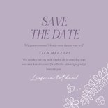 Vrolijke save the date kaart met bloemenkader in lila Achterkant