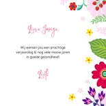 Vrolijke verjaardagskaart meisje met bloemen 3