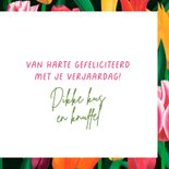 Vrolijke verjaardagskaart met gekleurde tulpen 3