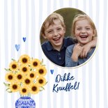Vrolijke verjaardagskaart zonnebloemen foto vaas blauw 2