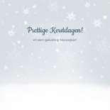 Winterse kerstkaart met een schattige pinguïn in de sneeuw 3