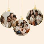 Witte fotocollage kerstkaart met kerstballen en goud 2