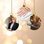 Zakelijk beige kerstkaart met foto's glitters en kerstballen 2